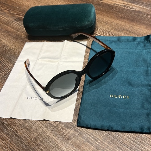 Authentic Gucci sunglasses in Black/brown - Picture 2 of 16
